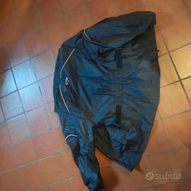 tuta da pioggia con copristivali 