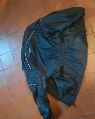 tuta da pioggia con copristivali 