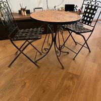 Tavolo e sedie ferro battuto e mosaico terraccotta