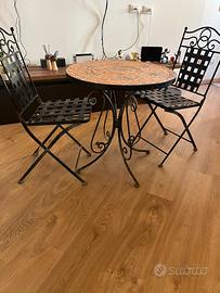 Tavolo e sedie ferro battuto e mosaico terraccotta