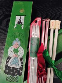 Scatola vintage  legno con ferri da maglia e calza