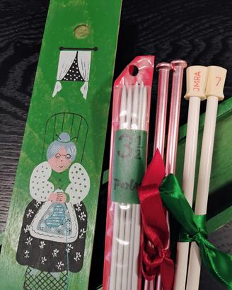 Scatola vintage  legno con ferri da maglia e calza