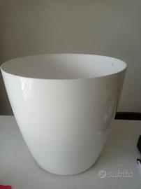 porta vaso in plastica con rotelle bianco