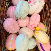 Uova di plastica decorate a mano