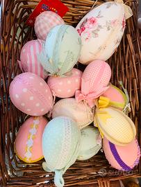 Uova di plastica decorate a mano