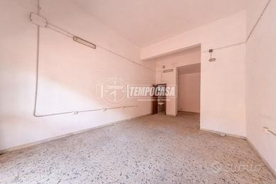 NEGOZIO CON POSSIBILITA' DI CAMBIO D'USO IN VIA DE