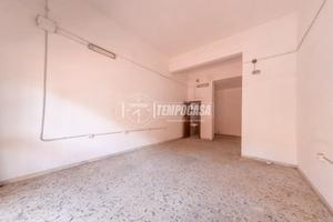 NEGOZIO CON POSSIBILITA' DI CAMBIO D'USO IN VIA DE