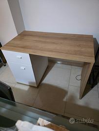 scrivania con sedia