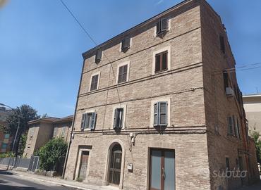 Macerata. Via Gigli. Presso stazione ferroviaria e