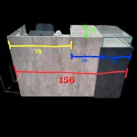 Bancone con teca in vetro elegante effetto cemento