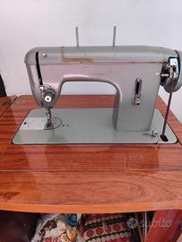 Macchina da cucire vintage con mobile in legno