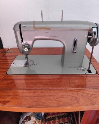 Macchina da cucire vintage con mobile in legno