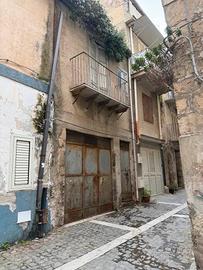 Stabile vicino palazzo di città