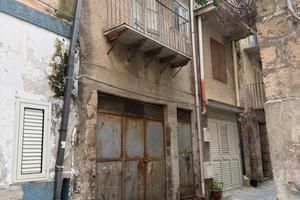 Stabile vicino palazzo di città