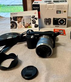 Fotocamera mirrorless SONY NEX - F3 con obiettivo