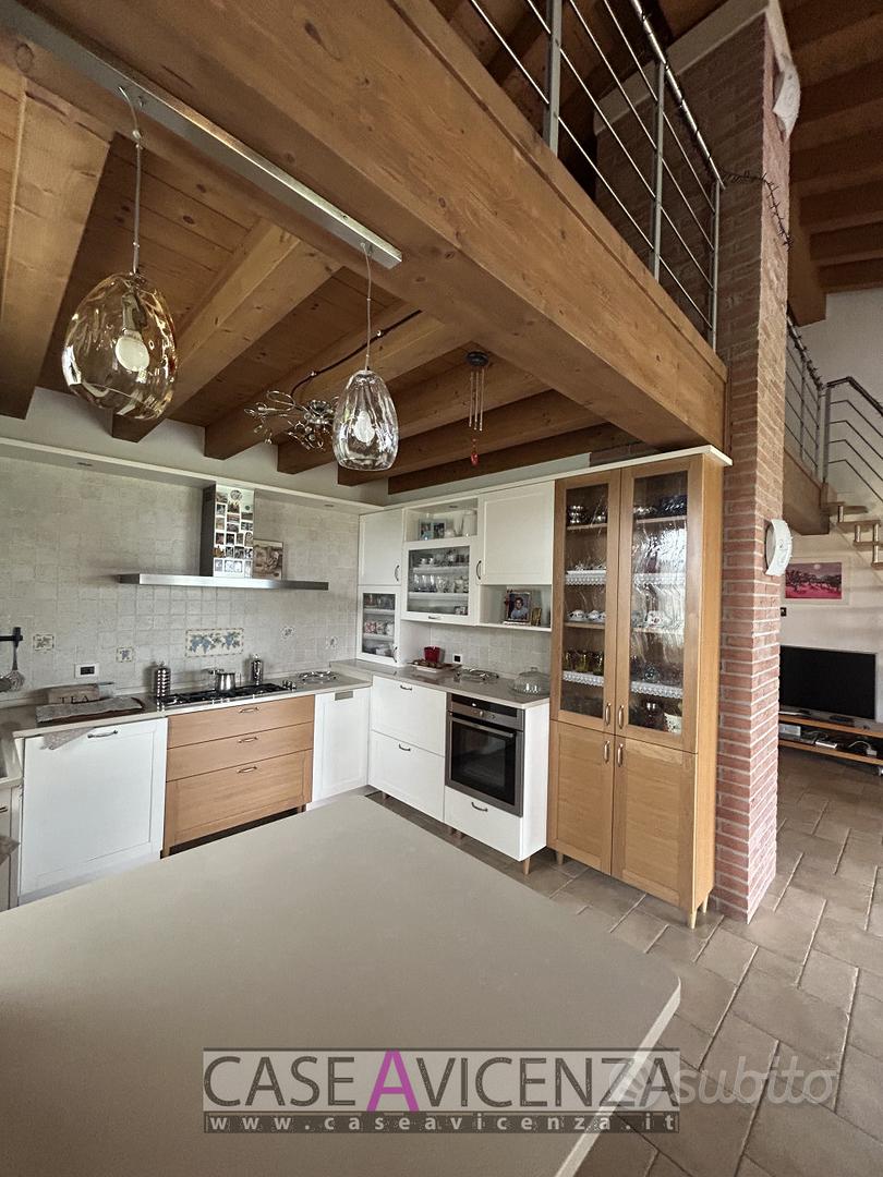 villa singola già suddividibile in due unità - Vista 5