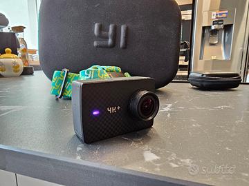 YI 4K Plus Action Camera con accessori