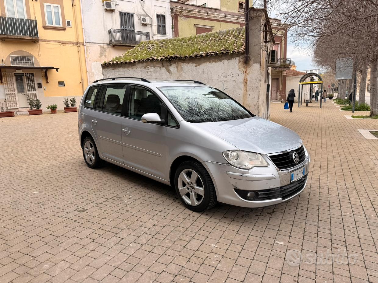 VOLKSWAGEN Touran