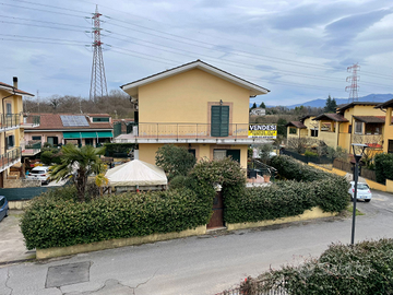 Porzione villa trifamiliare