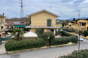 Porzione villa trifamiliare