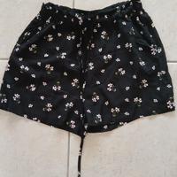 shorts neri con fiorellini rosa larghi e freschi 