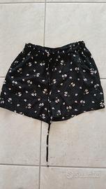 shorts neri con fiorellini rosa larghi e freschi 