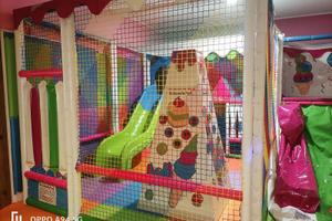 Ristorante pizzeria con area giochi