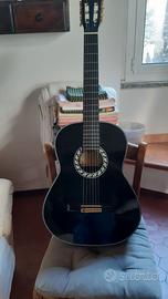 chitarra con custodia e pedale €80--pianola € 100