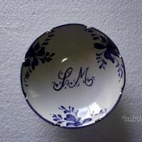 Piattino in ceramica con iniziali S M al centro
