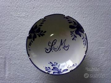 Piattino in ceramica con iniziali S M al centro