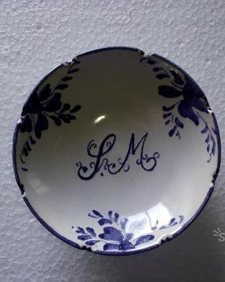 Piattino in ceramica con iniziali S M al centro