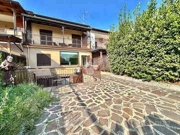 VILLA A SCHIERA A NAPOLI