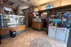 Bar tabacchi con mura di proprietà e attività