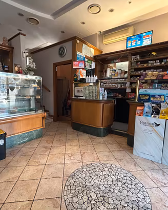 Bar tabacchi con mura di proprietà e attività
