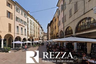 Immobile di 925 m² con più di 5 locali a Mantova