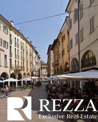 Immobile di 925 m² con più di 5 locali a Mantova