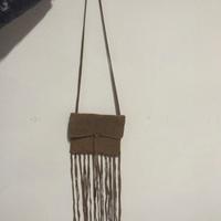 BORSA SCAMOSCIATA IN VERA PELLE CON FRANGE LUNGHE