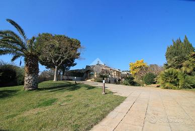 VILLA A SCHIERA A OSTUNI