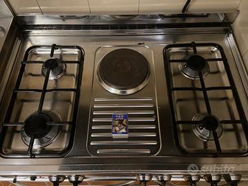 Piano cottura con forno in acciaio inox