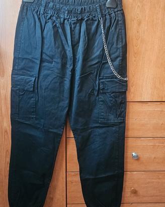 Pantaloni con tasconi e catena usati pochissimo