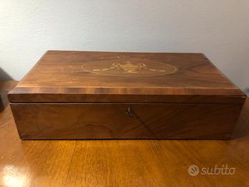 Vecchia scatola in legno portaoggetti