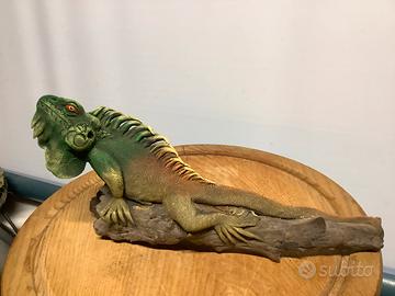 Iguana  fatto a mano -resina su tronco di Teak