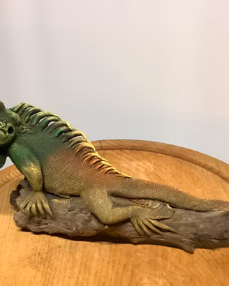 Iguana  fatto a mano -resina su tronco di Teak