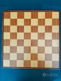 scacchiera in legno dal negro