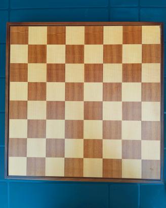 scacchiera in legno dal negro