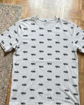 T-shirt blanc graphique logos répétitifs – Taille