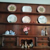 Credenza con piattaia in noce