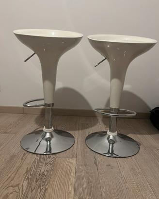 Sgabelli bianchi con poggiapiedi e base cromata