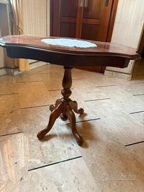 Tavolino da salotto intarsiato in stile classico