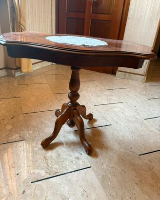 Tavolino da salotto intarsiato in stile classico